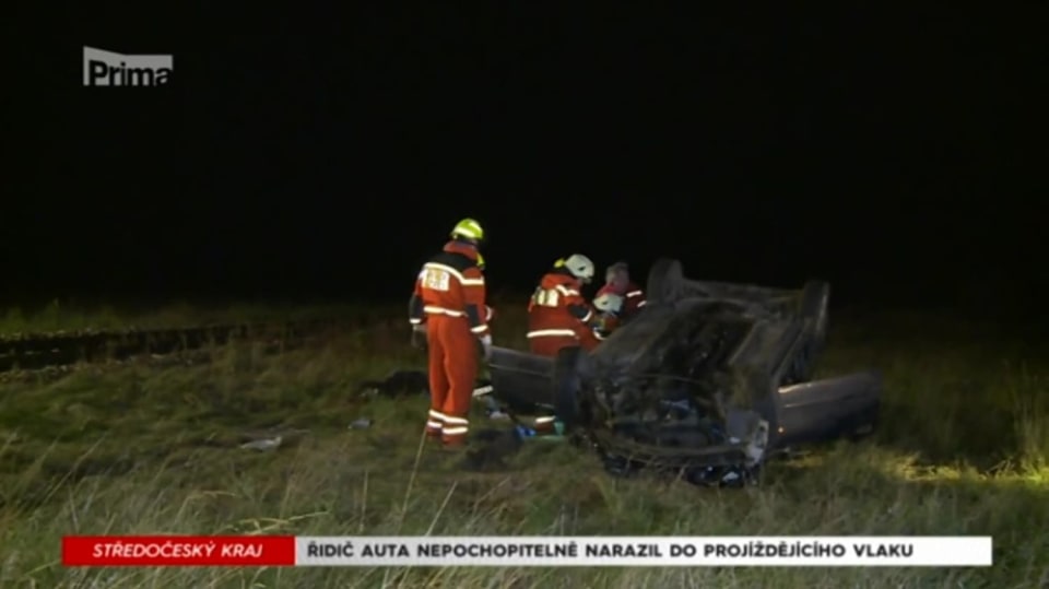 28. 9. 2017 KRIMI: ŘIDIČ AUTA NEPOCHOPITELNĚ NARAZIL DO PROJÍŽDĚJÍCÍHO VLAKU